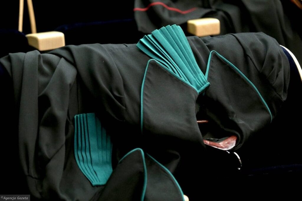 komenda yi savunmasiyla taninan avukatin 3 5 milyon sterlin dolandirdigi iddia edildi durusma istemiyor 17459