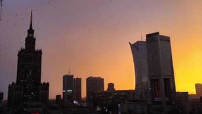 Lacivert bulutlar, gökkuşağı ve varşova üzerinde altın kırmızısı. Sıradışı gün batımı 2 Lacivert bulutlar gokkusagi ve varsova uzerinde altin kirmizisi siradisi gun batimi 20311