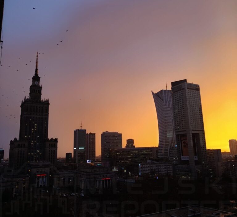 Lacivert bulutlar gokkusagi ve varsova uzerinde altin kirmizisi siradisi gun batimi 20311