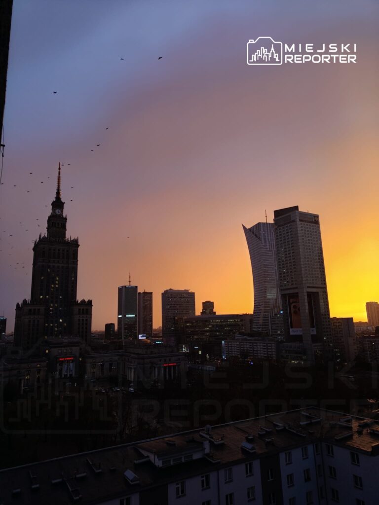 lacivert bulutlar gokkusagi ve varsova uzerinde altin kirmizisi siradisi gun batimi 20311