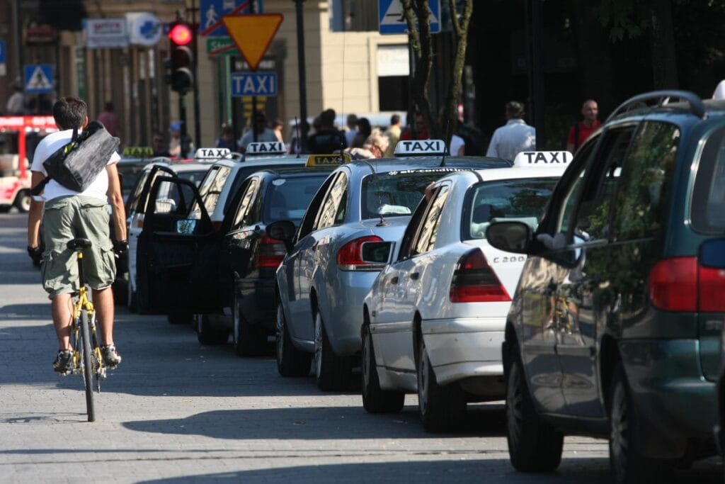 leszno nun merkezinde saldiri 36 yasindaki bir kadin kocasindan bir taksiyle kaciyordu adam ona bicakla birkac darbe indirdi 19359