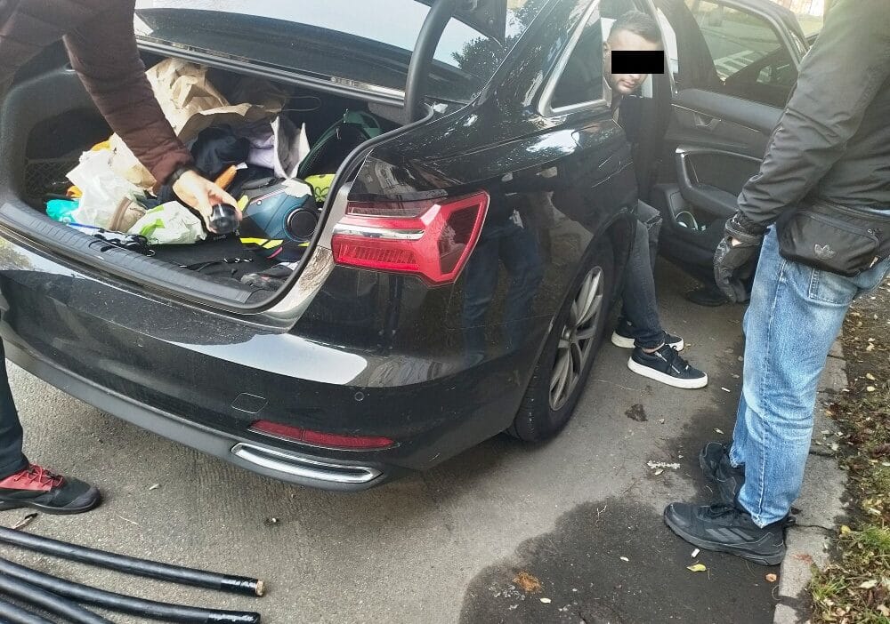 Listopada sokagi 11 numaraya polis baskini bir baska uyusturucu saticisi yardimcisi ve musterileri tutuklandi 17366