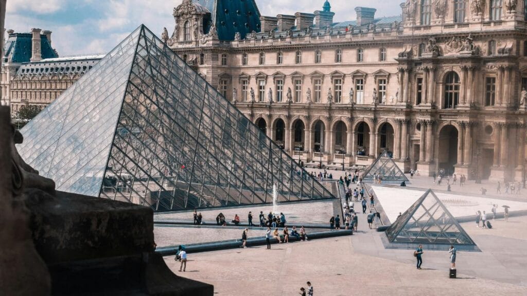 louvre a saldiri muze kapatildi ne calindigi biliniyor 18042