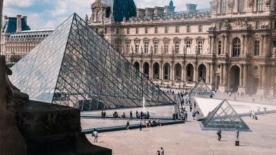 Louvre a saldiri muze kapatildi ne calindigi biliniyor 18042