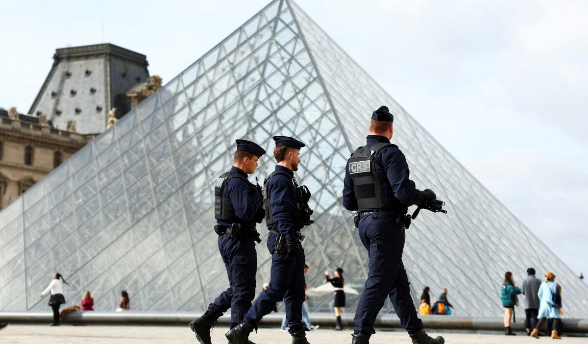 Louvre hırsızlığının ardından tutuklamalar çığ gibi büyüyor. Savcılık davanın gidişatını açıkladı 1 Louvre hirsizliginin ardindan tutuklamalar cig gibi buyuyor savcilik davanin gidisatini acikladi 20199