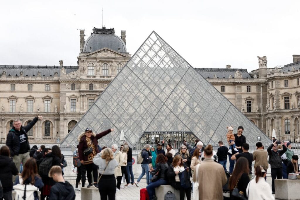 louvre soygunu calinan esyalarin degeri tespit edildi sasirtici bir miktar 18501