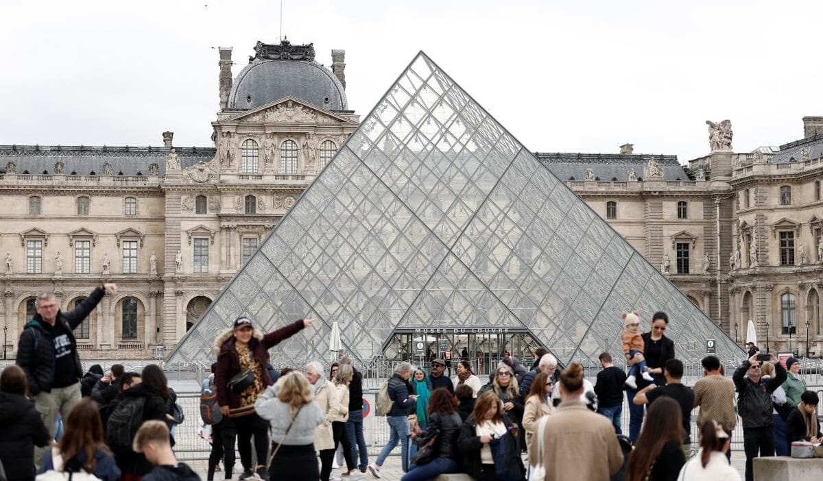 Louvre soygunu calinan esyalarin degeri tespit edildi sasirtici bir miktar 18501