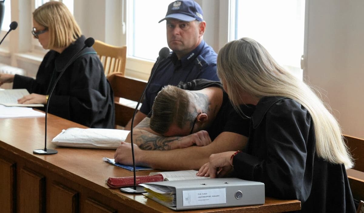 Luke zak in is arkadaslarinin garip davranislari hakkinda gorgu taniklari kiyafetlerini degistiriyorlardi biri bir yere sesleniyordu 16490