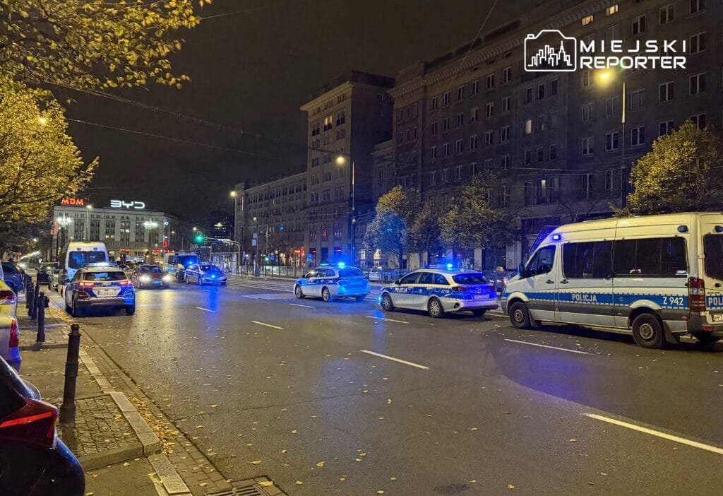 Marsza kowska caddesi nde coskulu bir parti cam siseler pencerelerden polis memurlarina dogru firladi bir yaya basindan vuruldu i se gidip gelirken bir polis arabasi kaza yapti 17868