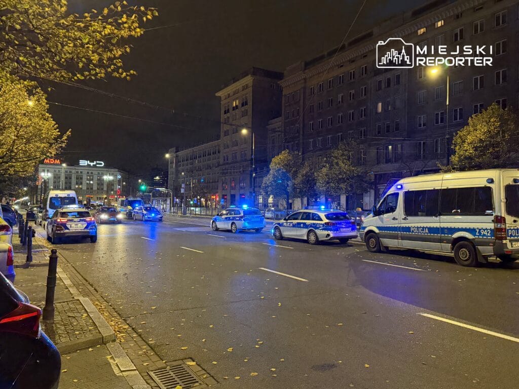 marsza kowska caddesi nde coskulu bir parti cam siseler pencerelerden polis memurlarina dogru firladi bir yaya basindan vuruldu i se gidip gelirken bir polis arabasi kaza yapti 17868