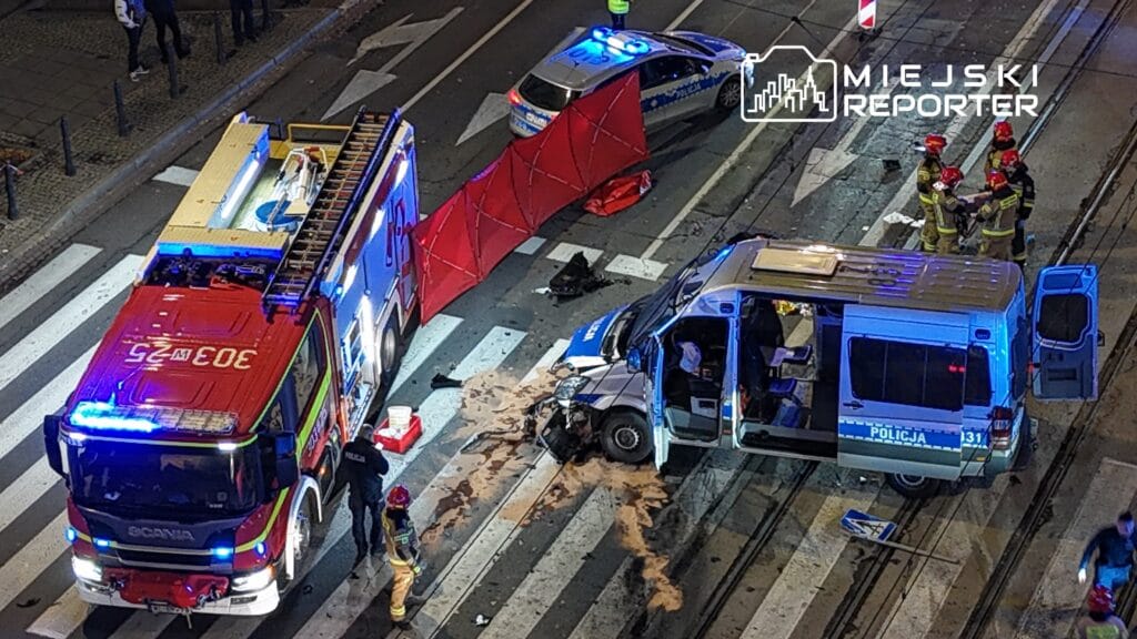 Marszalkowska caddesi nde bir polis araci ile bir insan tasiyicinin karistigi ciddi kaza aralarinda dort polis memurunun da bulundugu 5 kisi yaralandi 17844