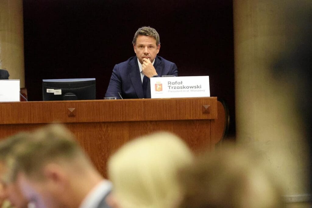 meclis uyeleri trzaskowski nin fikrinin sacmaligina dikkat cekiyor bu ucurumun otesinde 14634