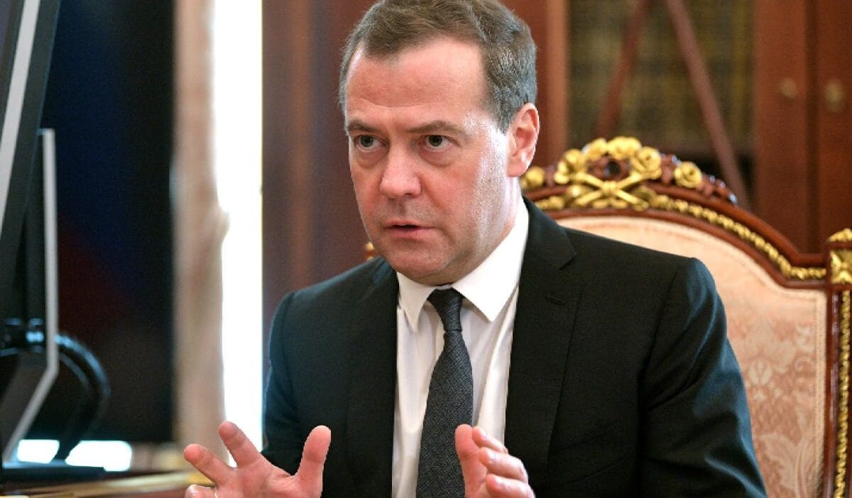 Medvedev trump in sozlerine yanit verdi abd baskaniyla alay etti 14312