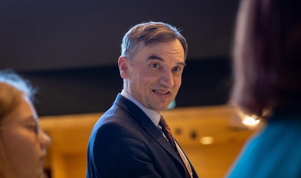 medya adalet bakani ziobra nin dokunulmazliginin kaldirilmasini talep edecek proseduru yonetmesi gerekiyordu 19719