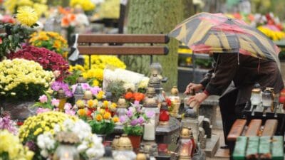 Mezarliklarda kirmizi konteynerler goruluyor bunlarin amaci nedir 18294