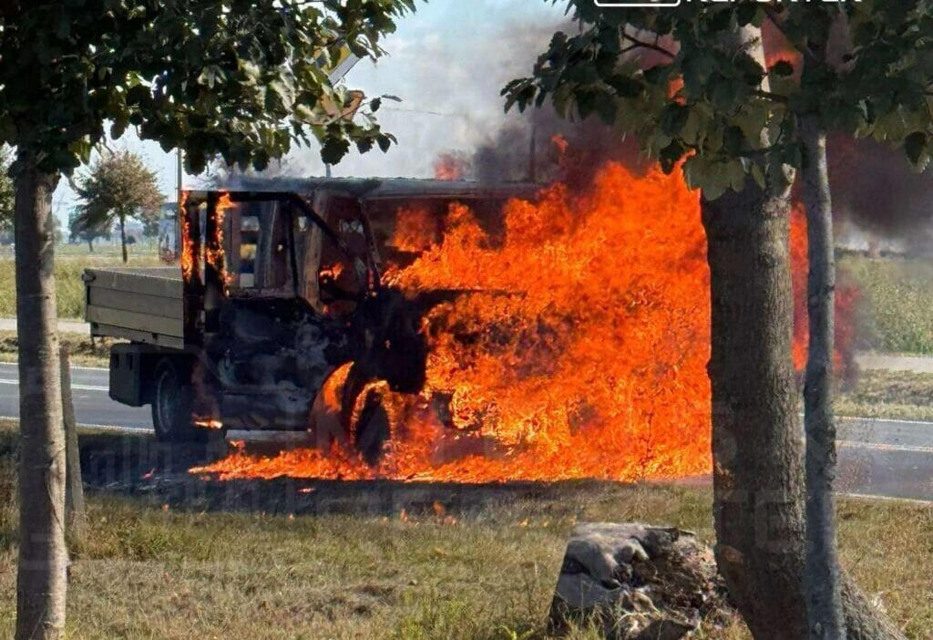 Minibus yangini arabanin her tarafi alevler icinde kalmisti 14580