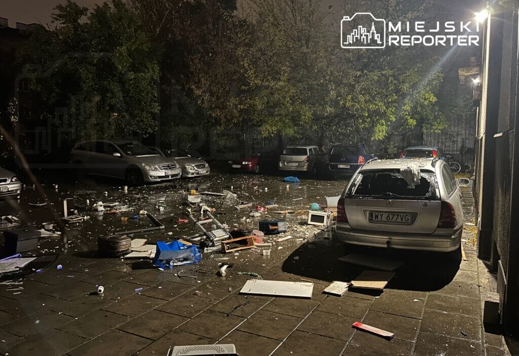 Mokotow da bir hizmet eylemi devam ediyor bir adam pencereden disari bir seyler firlatiyor mikrodalga bir arabaya carpti terorle mucadele ekipleri olay yerinde 19667