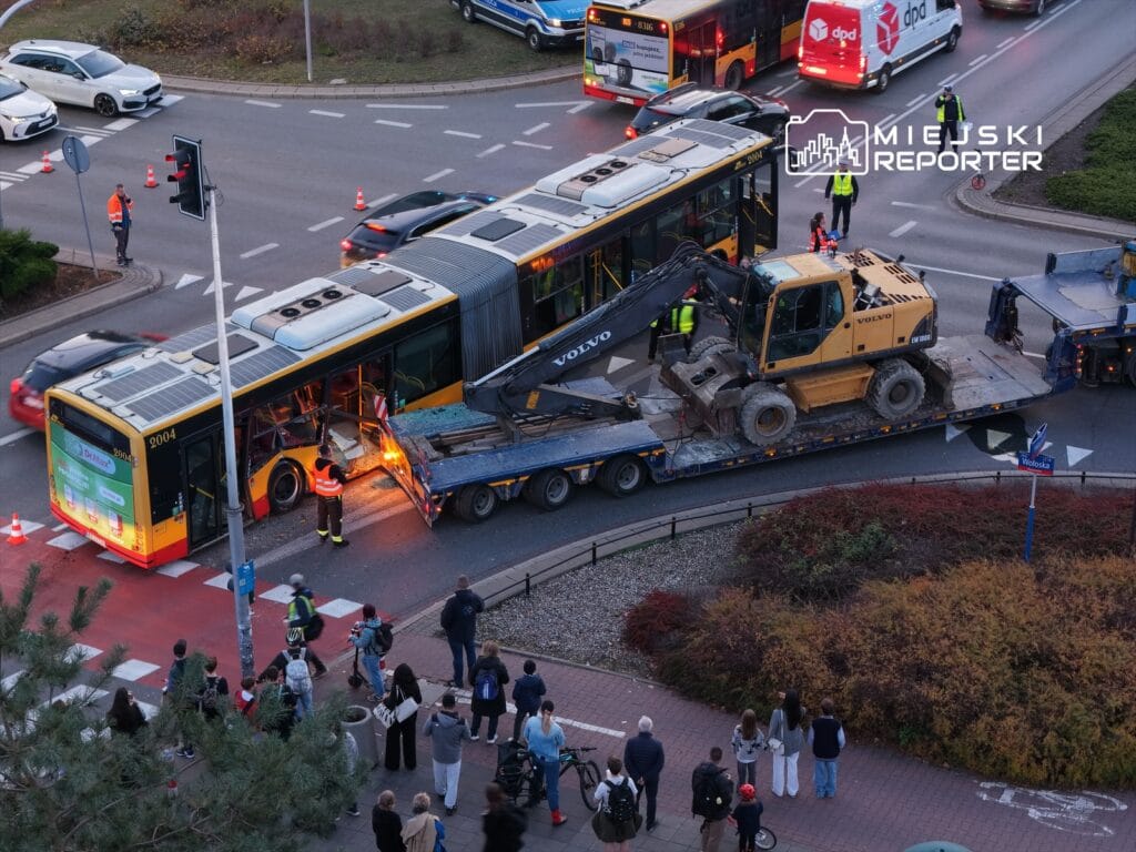 mokotow da bir kamyon belediye otobusune carpti 7 kisi yaralandi 18911