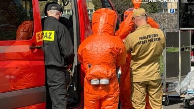 Mokotow daki bir ilkokulda alarm i tfaiyeciler olcum yapiyor 15966