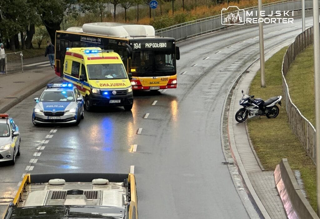 Motosiklet surucusu belediye otobusunun gecis onceligini zorladiktan sonra fren yaparken devrildi 15417