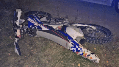 Motosikletli 16 yasindaki bir genc tehlikeli bir surus yapti genc hastaneye kaldirilmistir ehliyetinin olmadigi tespit edildi 15021