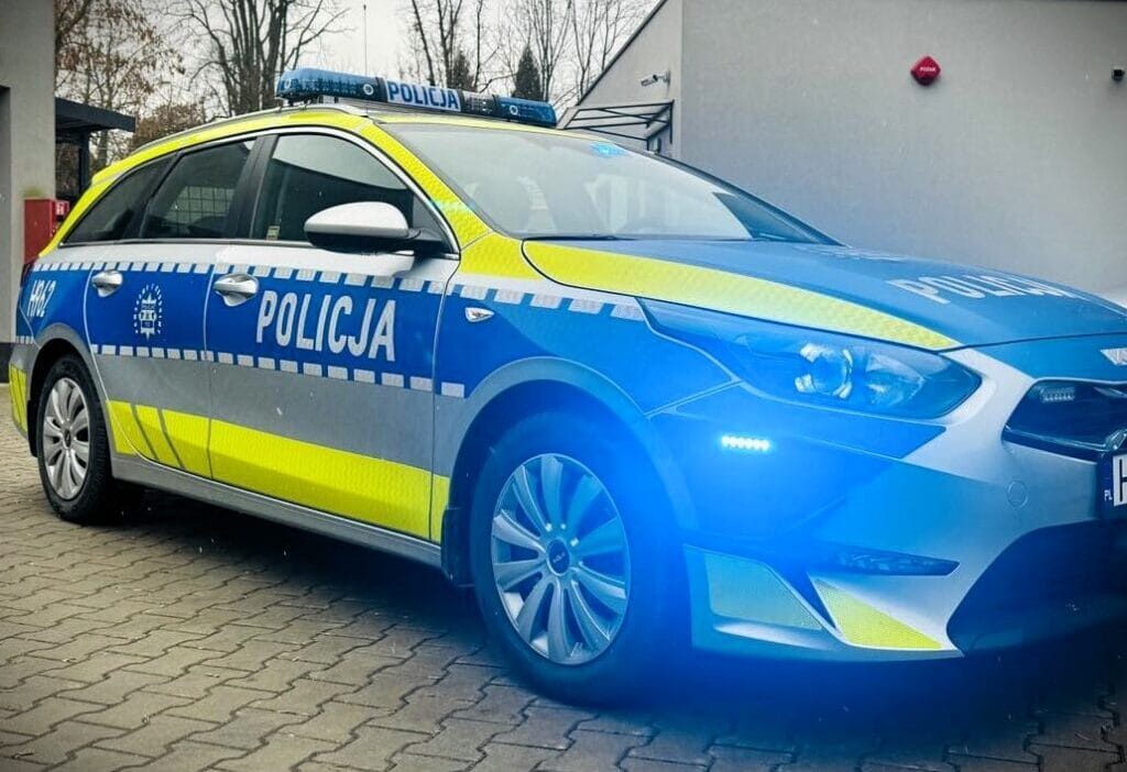 Mudahale sirasinda polis devriye araci isirildi fail zaten polonya disinda 14553