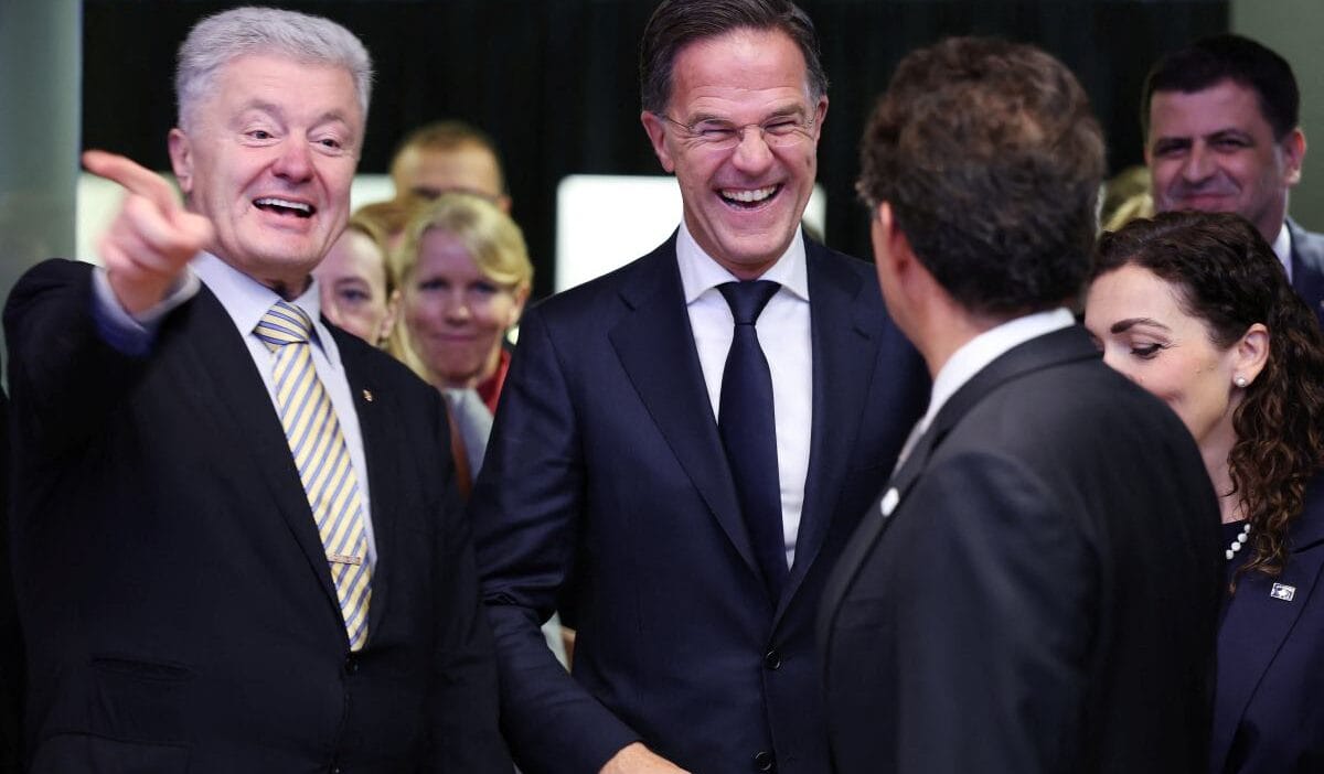 Nato şefi rus denizaltısıyla dalga geçiyor. "en yakın tamirciyi arıyorum". 1 Nato sefi rus denizaltisiyla dalga geciyor en yakin tamirciyi ariyorum 16814