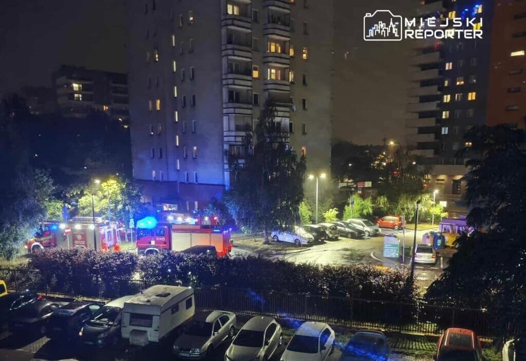 Nowodwory de iki itfaiye mudahalesi bir apartman blogunun tavaninda yangin 15549