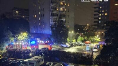 Nowodwory de iki itfaiye mudahalesi bir apartman blogunun tavaninda yangin 15549