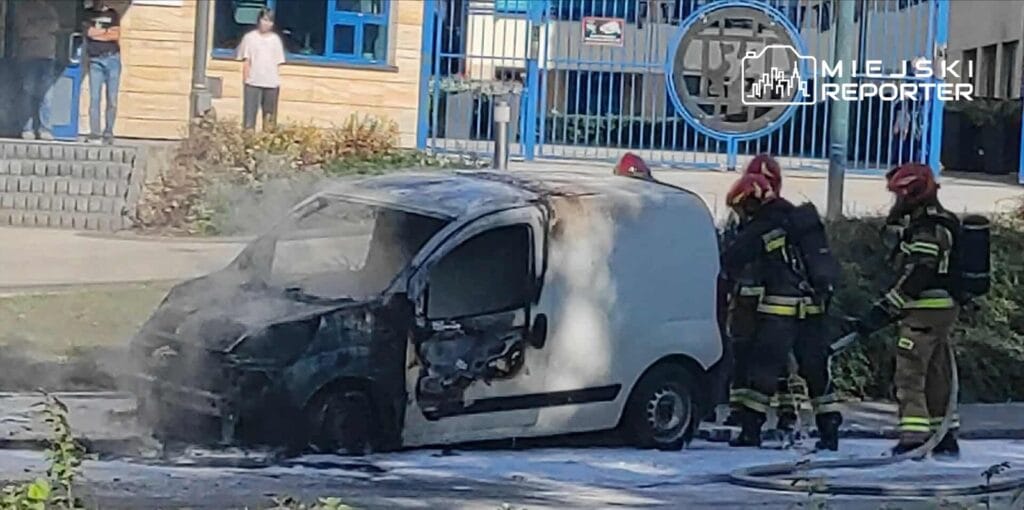 Ochota da bir fiat dagitim minibusunde yangin cikti arac yanarak kul oldu 14607