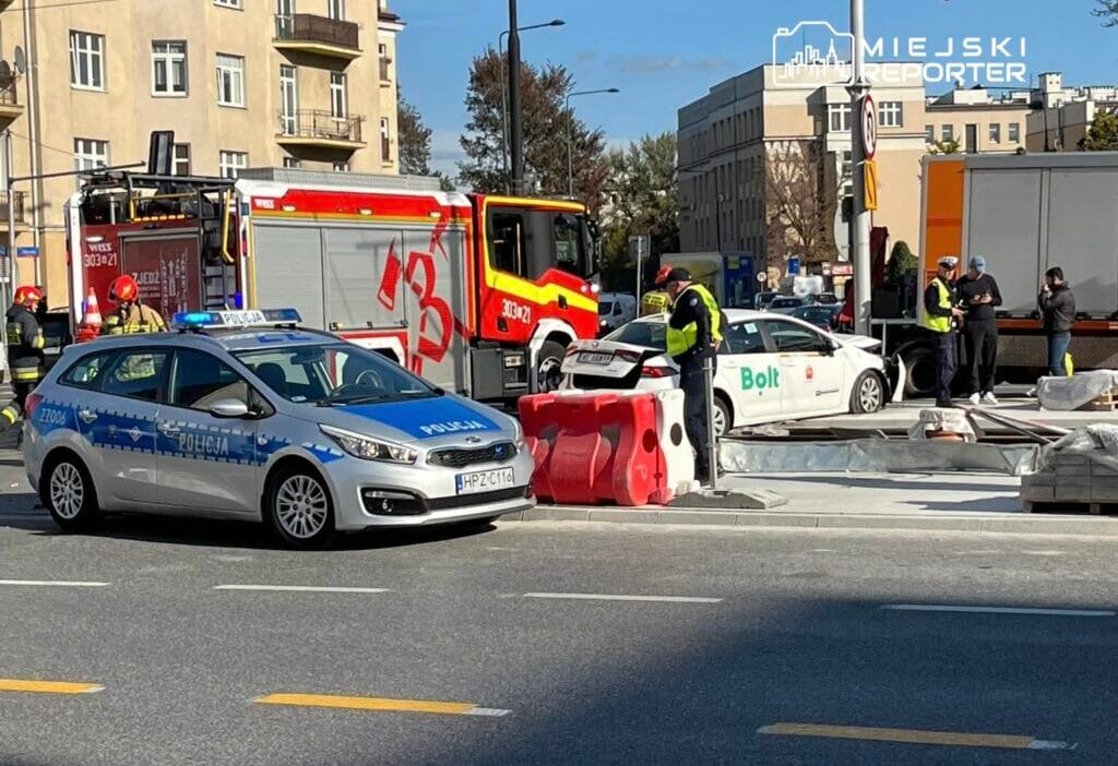 Ochota da onemli bir kavsakta iki arac carpisti bir araba raylara carpti 14649