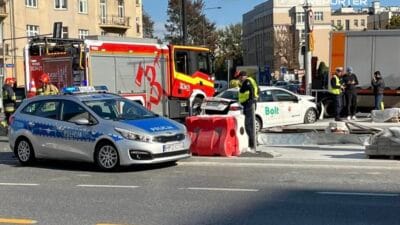 Ochota da onemli bir kavsakta iki arac carpisti bir araba raylara carpti 14649