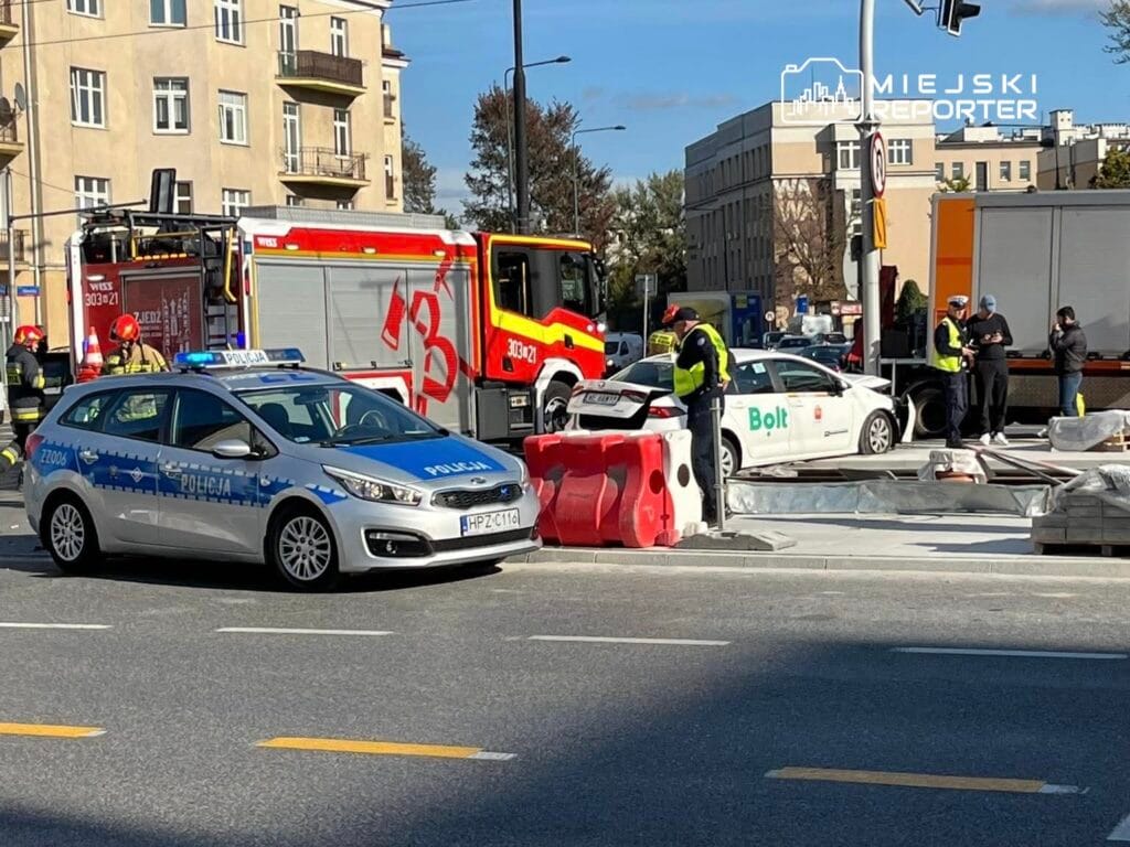 ochota da onemli bir kavsakta iki arac carpisti bir araba raylara carpti 14649