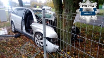 Opel agaca carpti i ki kisi oldu iki kisi de hastaneye kaldirildi 16244