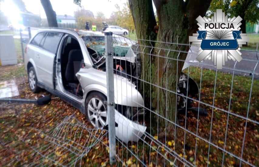 Opel agaca carpti i ki kisi oldu iki kisi de hastaneye kaldirildi 16244