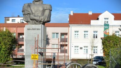 Ostroleka polis memurları bir anıtı boyadığı gerekçesiyle bir şüpheliyi tutukladı. 39 yaşındaki şahıs tutuklandı 3 Ostroleka polis memurlari bir aniti boyadigi gerekcesiyle bir supheliyi tutukladi 39 yasindaki sahis tutuklandi 18426