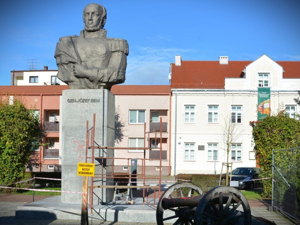 ostroleka polis memurlari bir aniti boyadigi gerekcesiyle bir supheliyi tutukladi 39 yasindaki sahis tutuklandi 18426