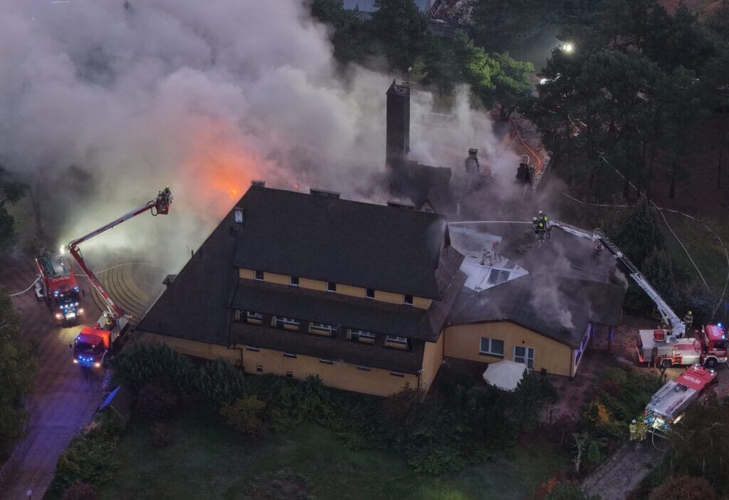 Otel ve restoran yangini binanin ucte ikisi yaniyor 140 tan fazla itfaiyeci olay yerinde 17345