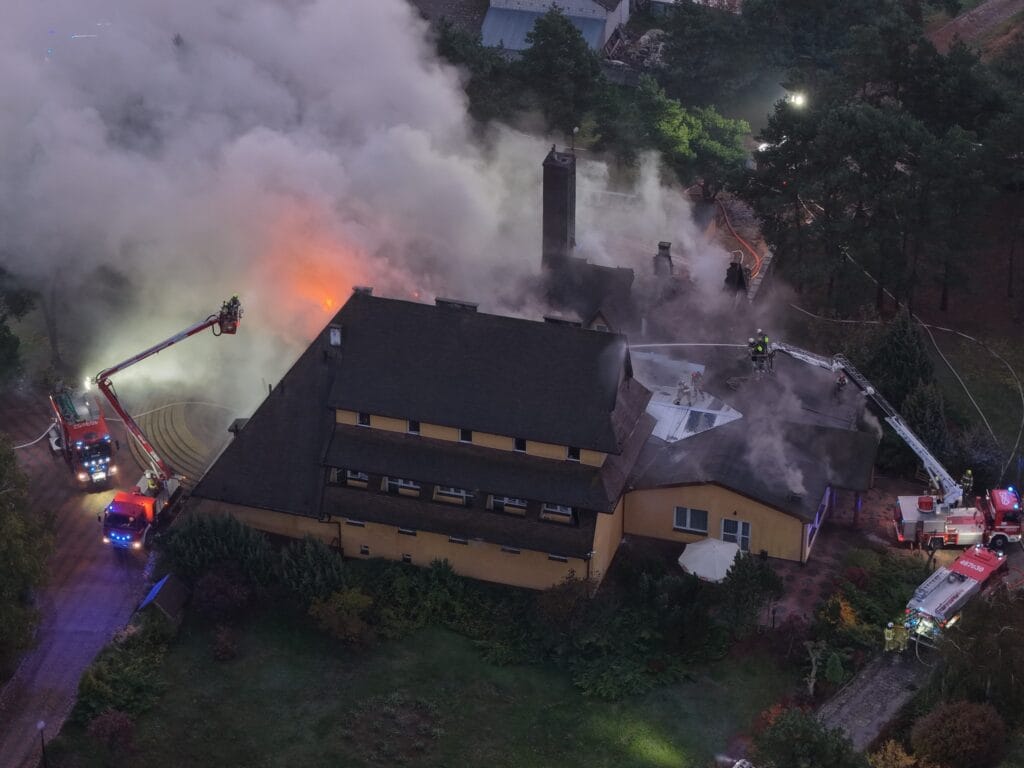 otel ve restoran yangini binanin ucte ikisi yaniyor 140 tan fazla itfaiyeci olay yerinde 17345