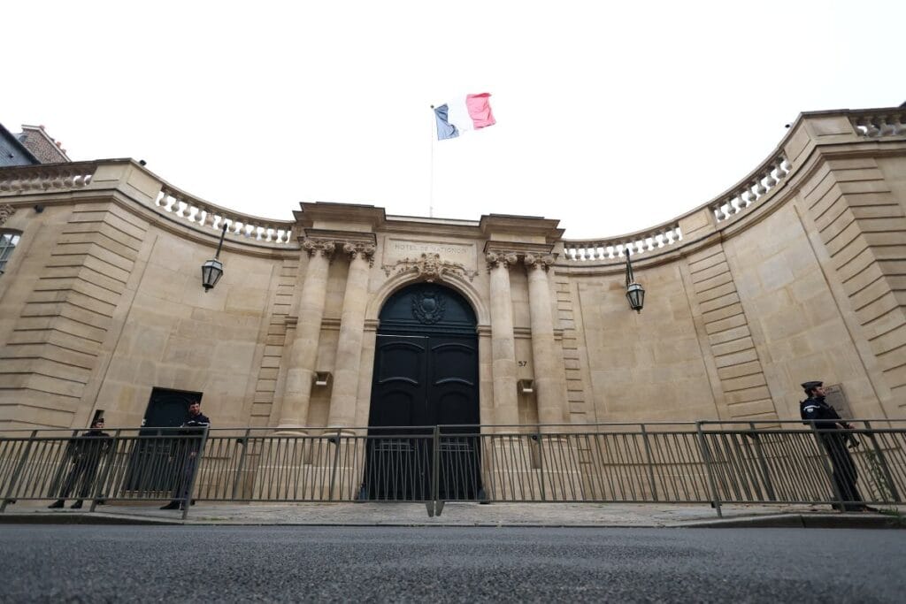 paris in merkezindeki fransa basbakanlik konutunun hemen disinda bir minibuste patlamalar ve yangin 15519