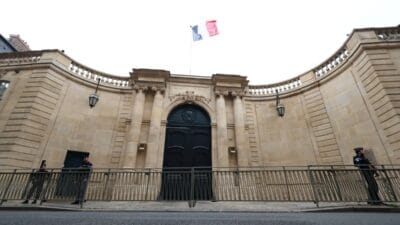 Paris in merkezindeki fransa basbakanlik konutunun hemen disinda bir minibuste patlamalar ve yangin 15519