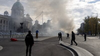 Parlamento disinda ates acildi sirbistan kargasa icinde baskan bu bir teror saldirisi 18701