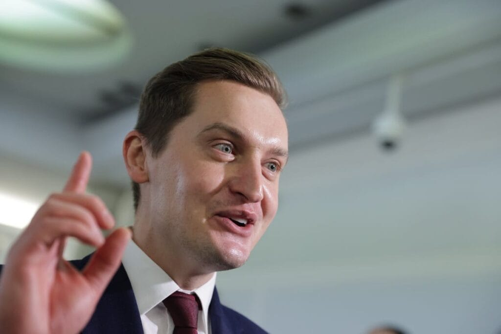 parlamento otelindeki parti sonrasi firtina hukuk ve adalet milletvekili matecki yi savunan sarki soyledi 15624