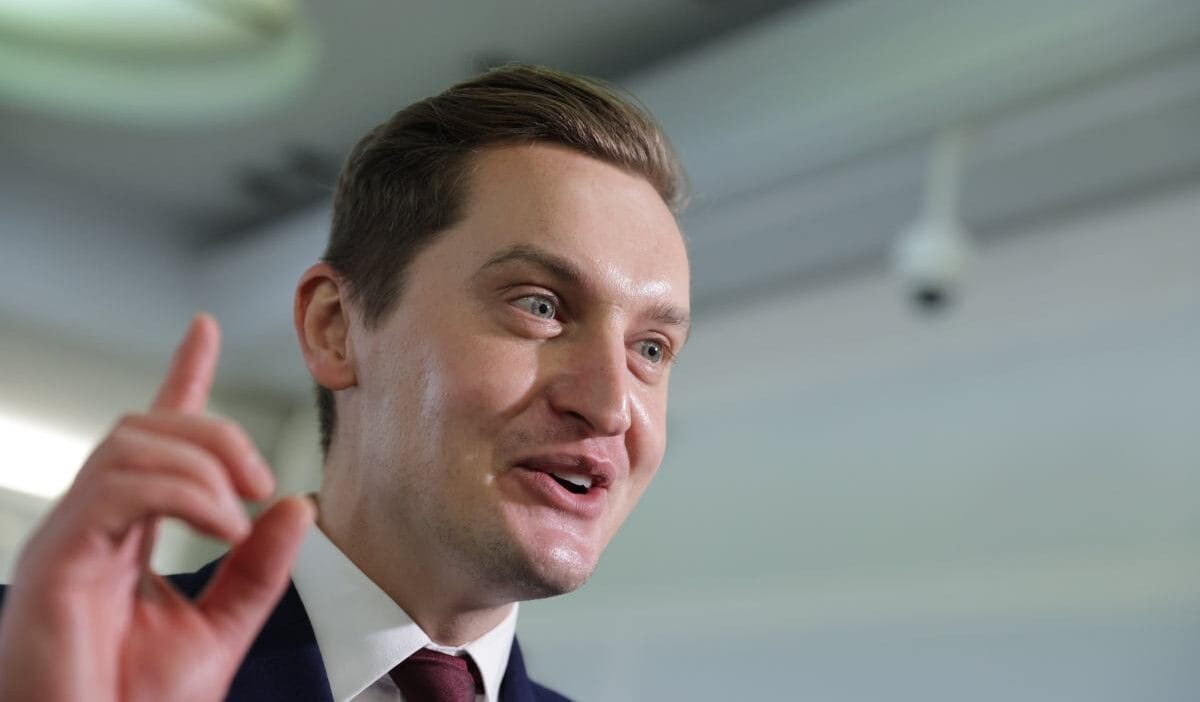 Parlamento otelindeki parti sonrasi firtina hukuk ve adalet milletvekili matecki yi savunan sarki soyledi 15624