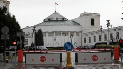 Patopos un basinda zekice kim var sol un bir sozcusu barin arkasinda 15873