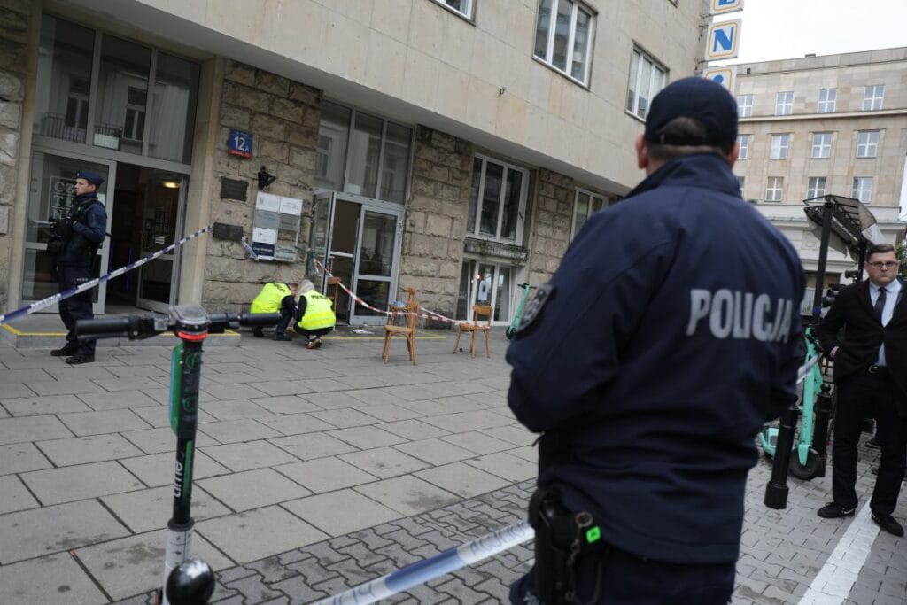 po nun ofisine saldiri polis 44 yasinda bir adami gozaltina aldi daha once tusk a karsi olum tehditlerinde bulunmustu 18168