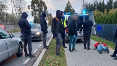 Polis memurları 4,5 kg uyuşturucu ele geçirdi. İki kişi geçici olarak tutuklandı 2 Polis memurlari 4 5 kg uyusturucu ele gecirdi i ki kisi gecici olarak tutuklandi 20228