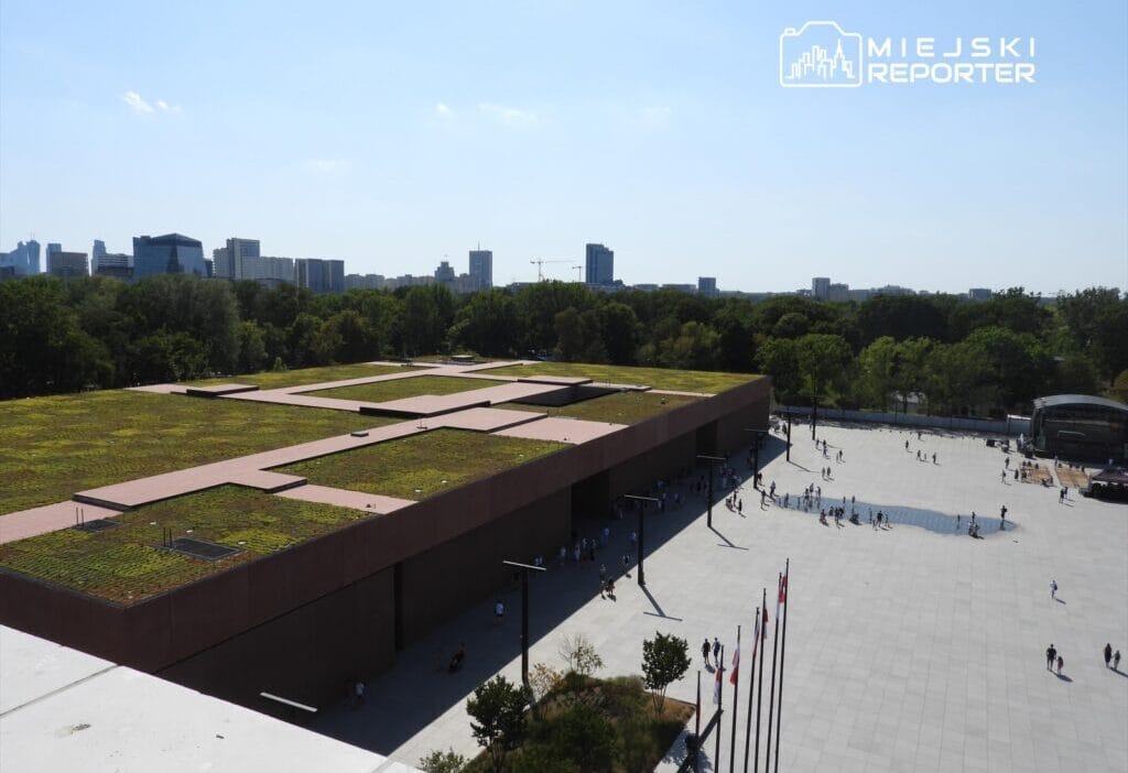 Polis memurlari patlamamis muhimmat bulmak icin geldiler aniden bir patlama ve iniltiler duydular 17087