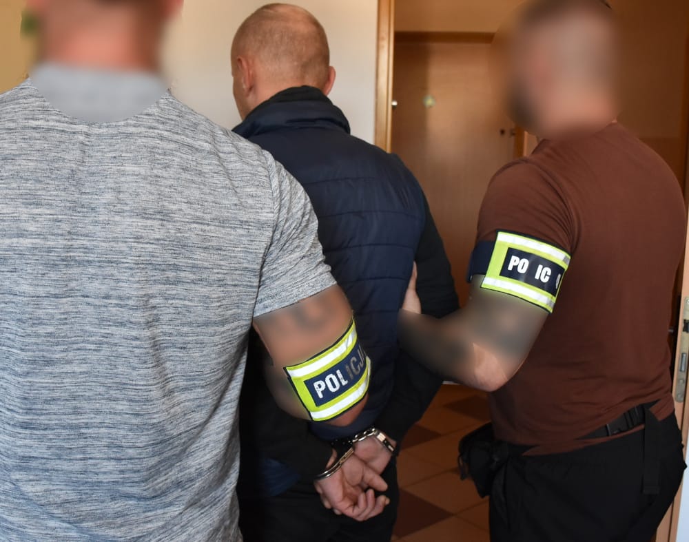 polis memurlarinin elinde interpol kirmizi bulteniyle araniyor ukraynali cinsel ozgurluge karsi islenen bir suc ve cifte cinayetten yargilaniyordu 14315