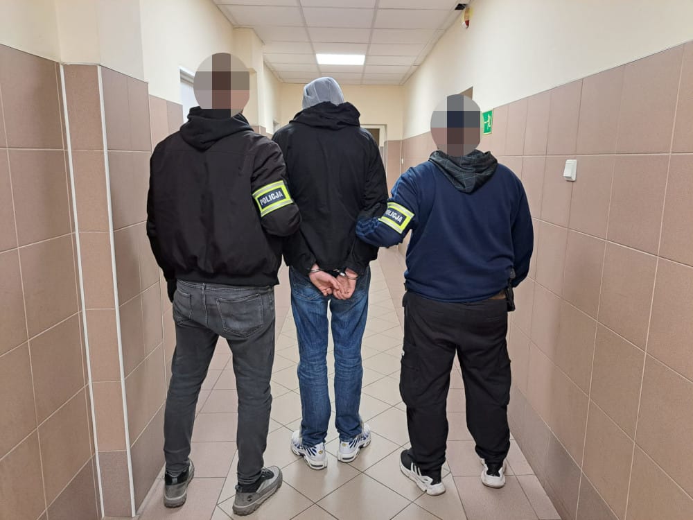 polis memurlarinin onunde uyusturucu satti simdi 10 yila kadar hapis cezasiyla karsi karsiya kalabilir 16436